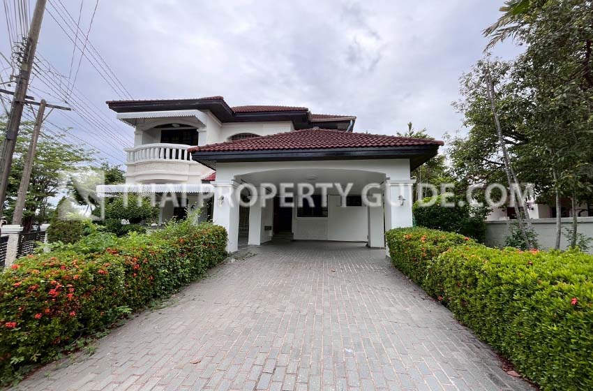 House with Shared Pool in Srinakarin 